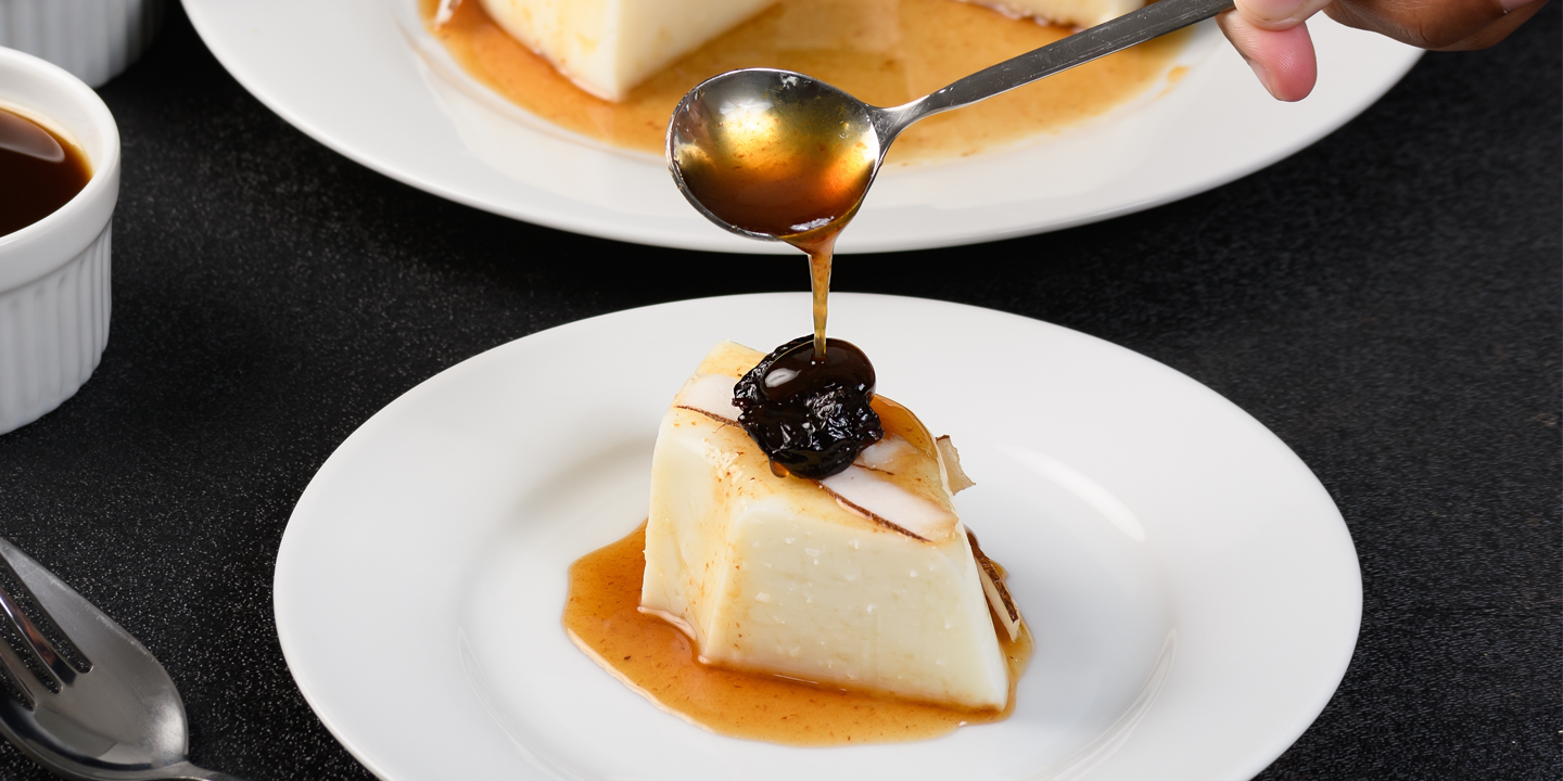 Manjar de Coco com Calda de Ameixa